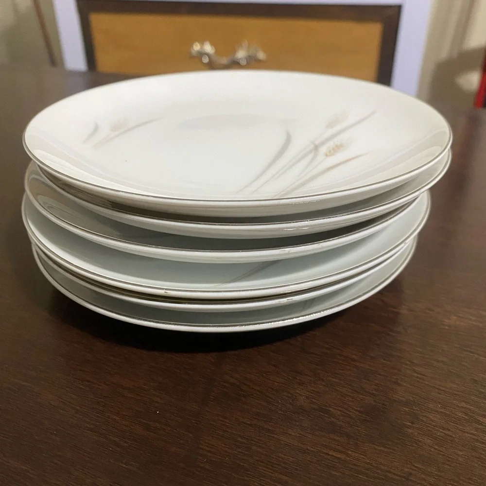 Classic Cream Dinner Plates with Wheat Motif